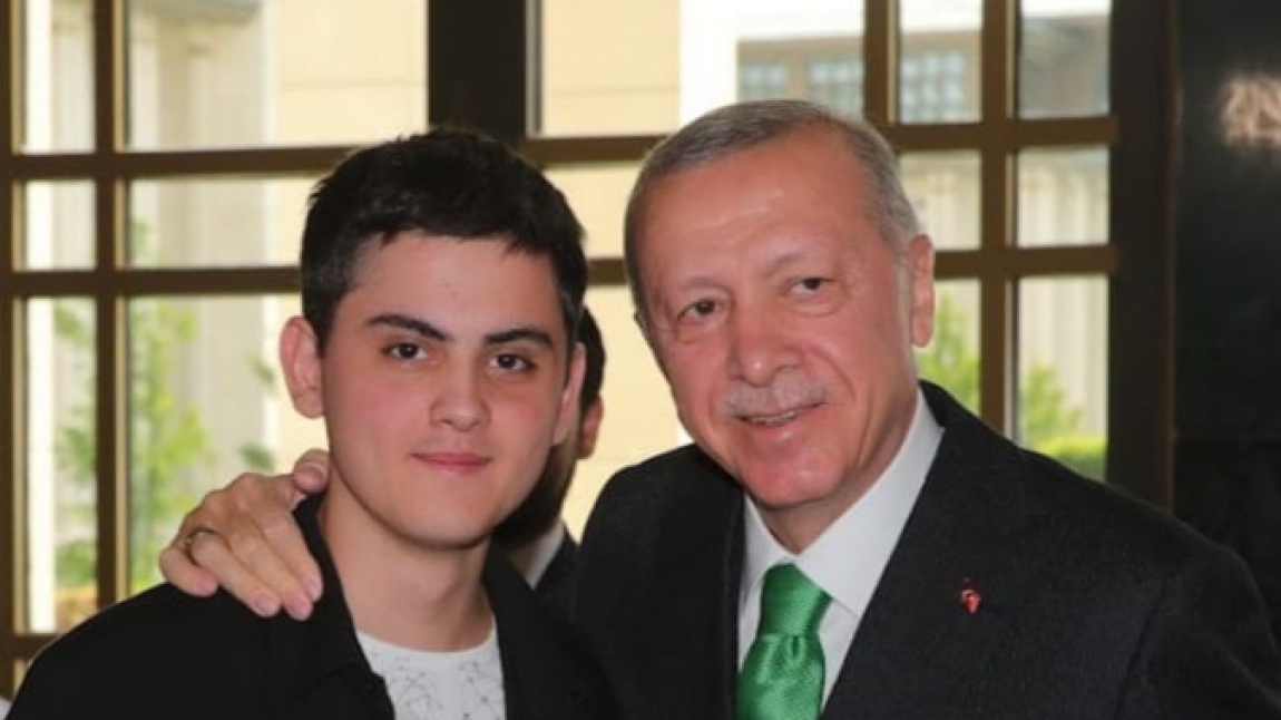 Sayın Cumhurbaşkanımız Recep Tayyip Erdoğan Dünya Birincisi Olan Öğrencimiz Emirhan Kurtuluş'u Külliyede Ağırladı